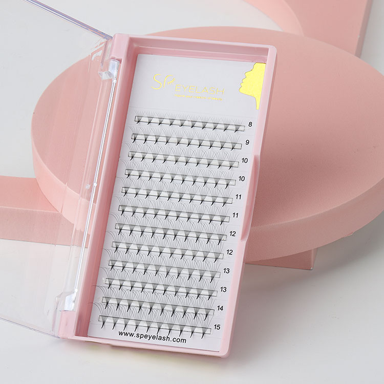 Estensioni ciglia classiche o voluminose: quale stile è più adatto a te?