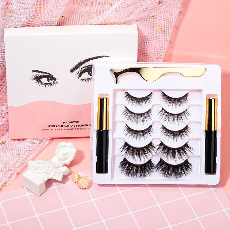 Eyeliner magnetico con ciglia